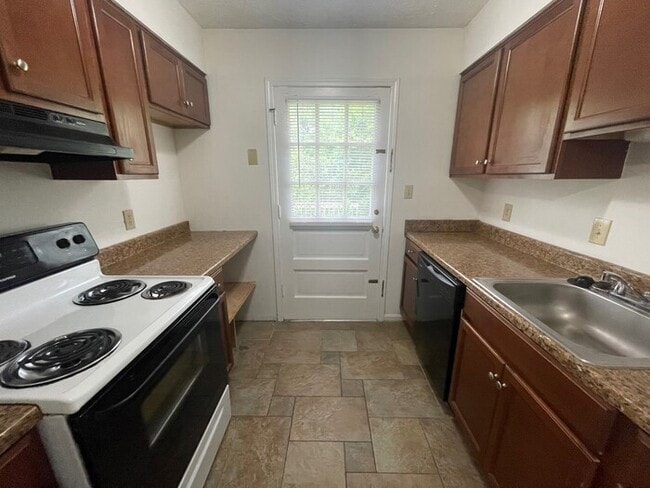Building Photo - 2BD/1BA Second Story Condo