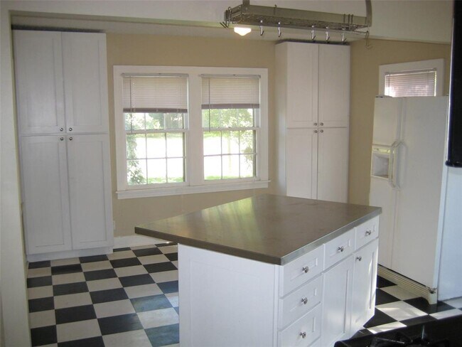 Building Photo - 1405 Palo Duro Rd