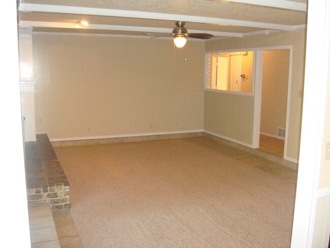 Building Photo - PRICE DROP AND REDUCED DEPOSIT! Pre-Leasin...