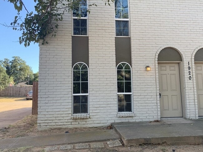 Photo - 1920 W Sanford St Apartment