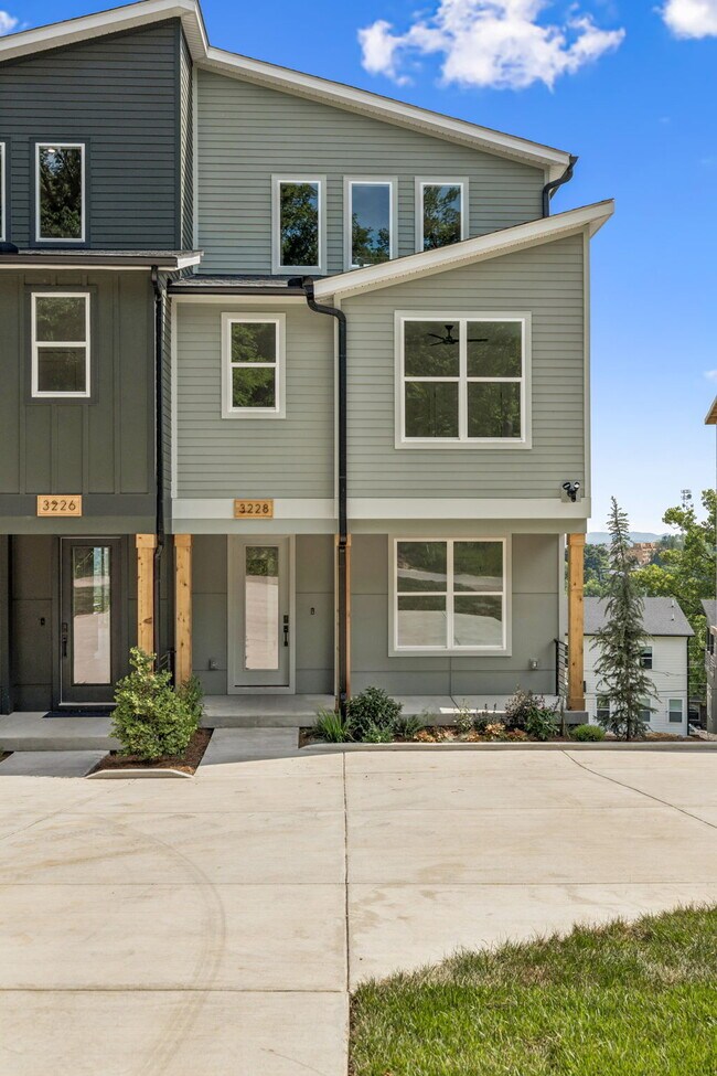 Foto del edificio - "Spacious 4-Bed, 4-Bath Gem in Nashville -...