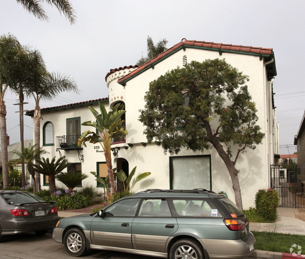 Building Photo - 233 Newport Ave