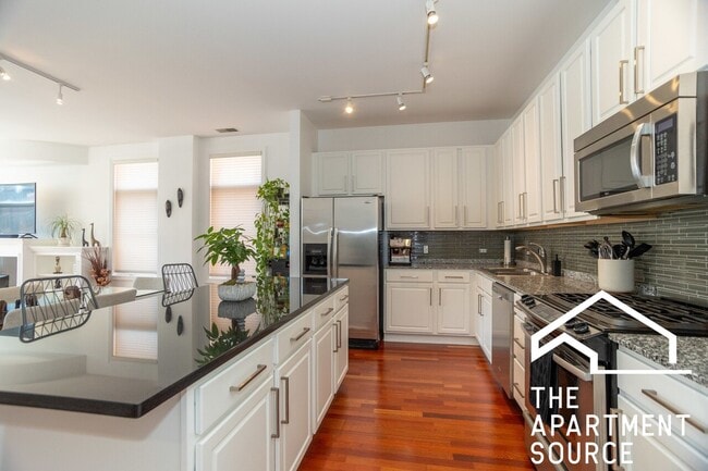 Building Photo - 330 N Clinton St