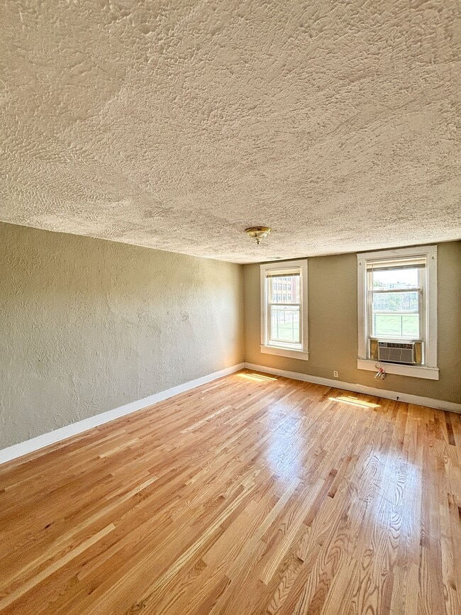 Building Photo - 1642 W Augusta Blvd