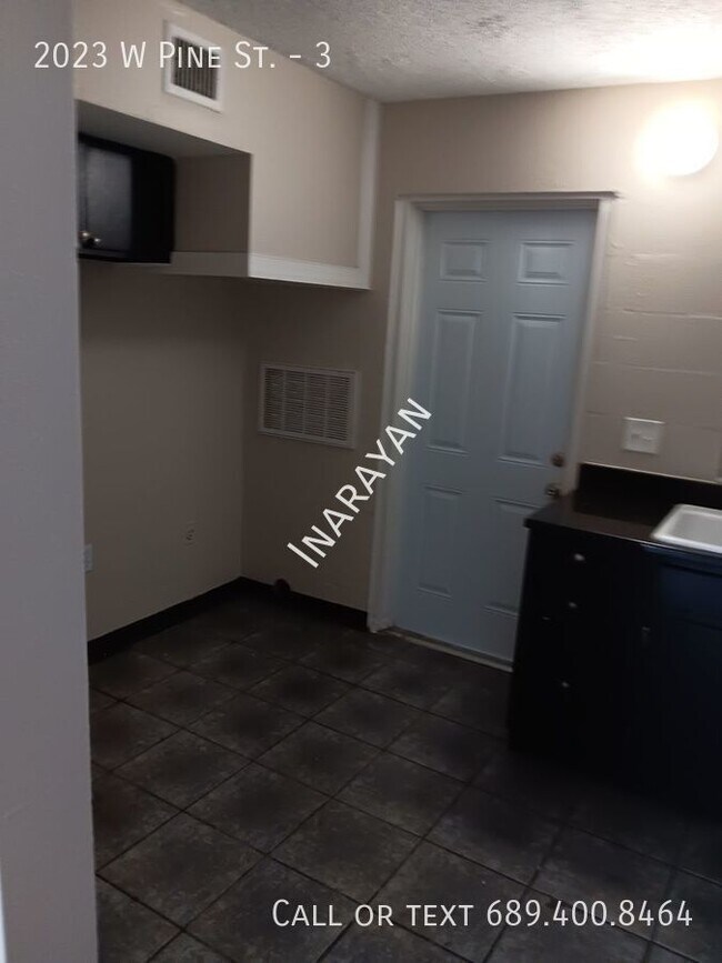 Building Photo - 2/1 DOWNSTAIRS apartment! Available now!