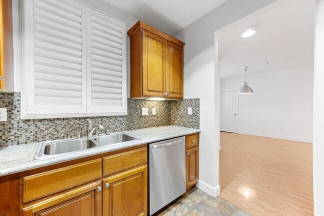 Foto del edificio - Modern 3 Bed, 2 Bath Condo for Lease – 1,320 Sq Ft – Prime Sherman Oaks Location