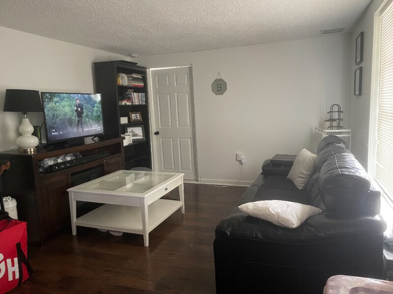Foto principal - 5767 Lakeville Rd