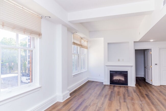 Building Photo - Luxury Two Bedroom Unit in Downtown Business District