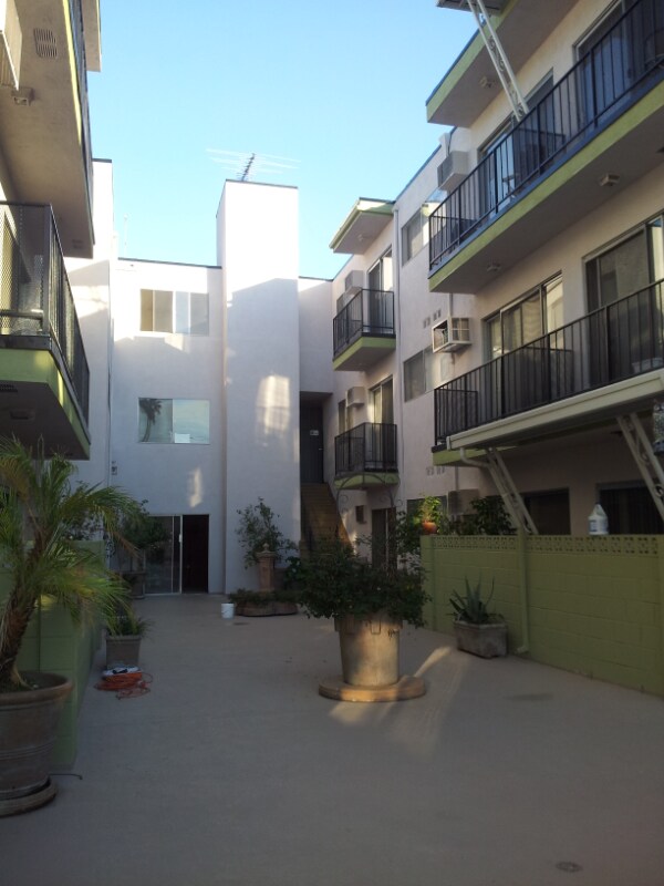 Foto del edificio - 2055 Rodney Dr