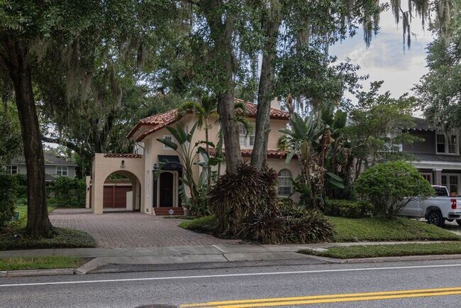 Foto del edificio - Spacious 4-Bedroom 1930's Mediterranean Home in College Park
