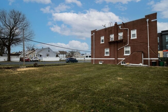 Building Photo - 439 Willow Ave