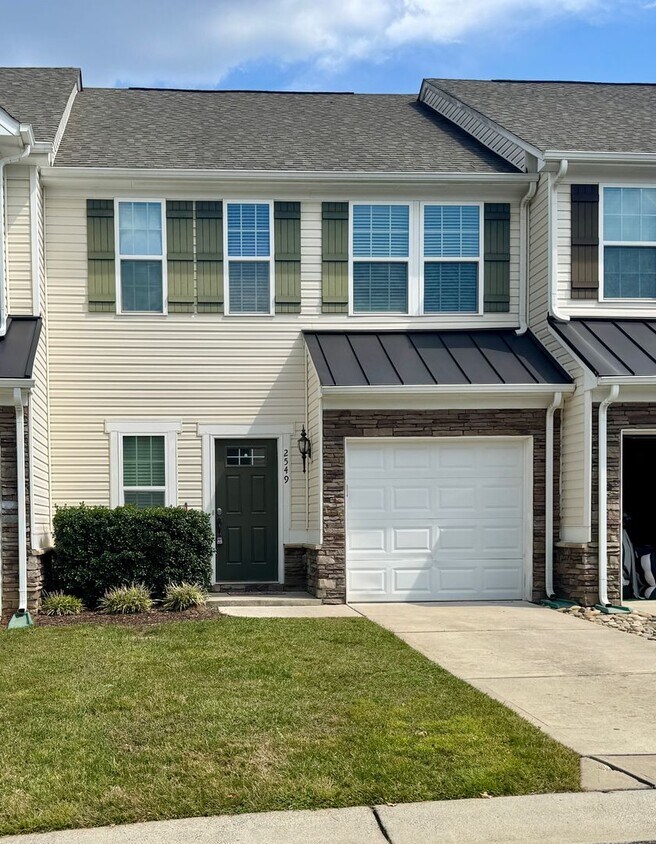 Foto principal - 3BR/2.5BA Townhouse in Steele Creek's Ston...