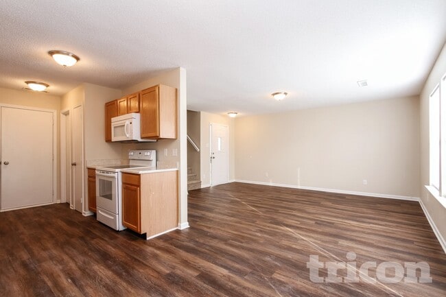 Building Photo - 10975 Walnut Grove Bend