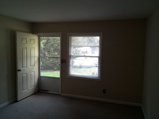 Building Photo - **UPCOMING**East Columbus 3 bedroom/1 bath...