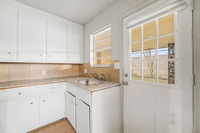 Building Photo - 911 S 10th St