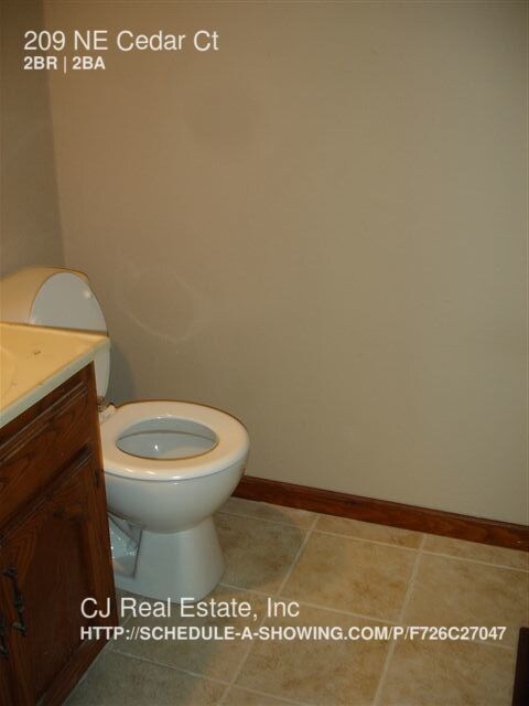 Building Photo - 209 NE Cedar Ct