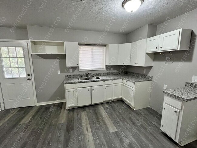 Building Photo - 545 Meadowview Dr