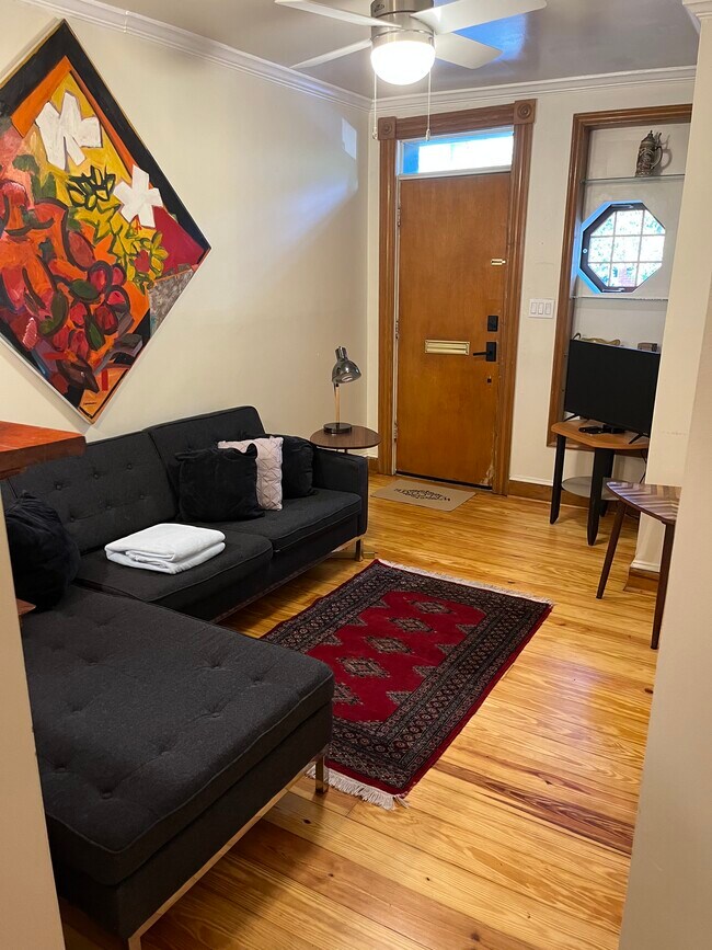 Sala de estar y puerta de entrada - 1930 Bank St