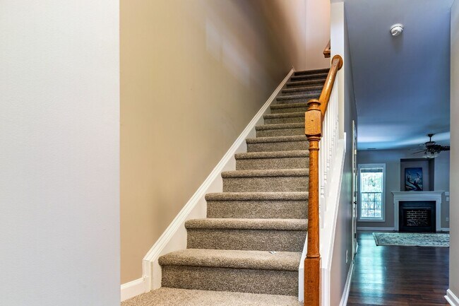 Foto del edificio - Move-In Ready End-Unit Townhome with Two Private Suites in the Heart of Rolesville!