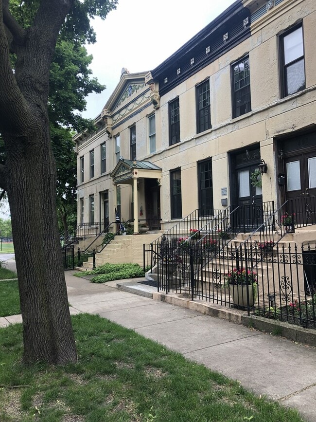 Building Photo - 805 S Leavitt St