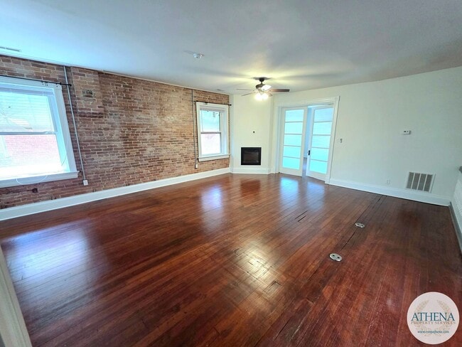 Building Photo - 1 Bedroom / 1 Bath Apartment Located on Broadway Street