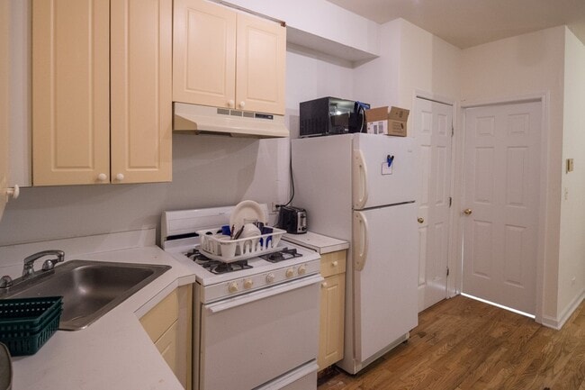 Building Photo - 922 W Dakin St