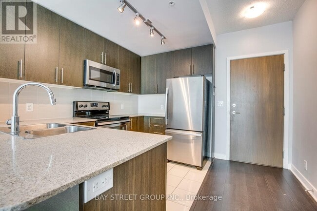 Building Photo - 3985-3985 Grand Park Dr