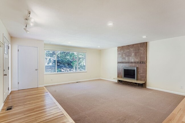 Building Photo - 3bd/2ba Sammamish House