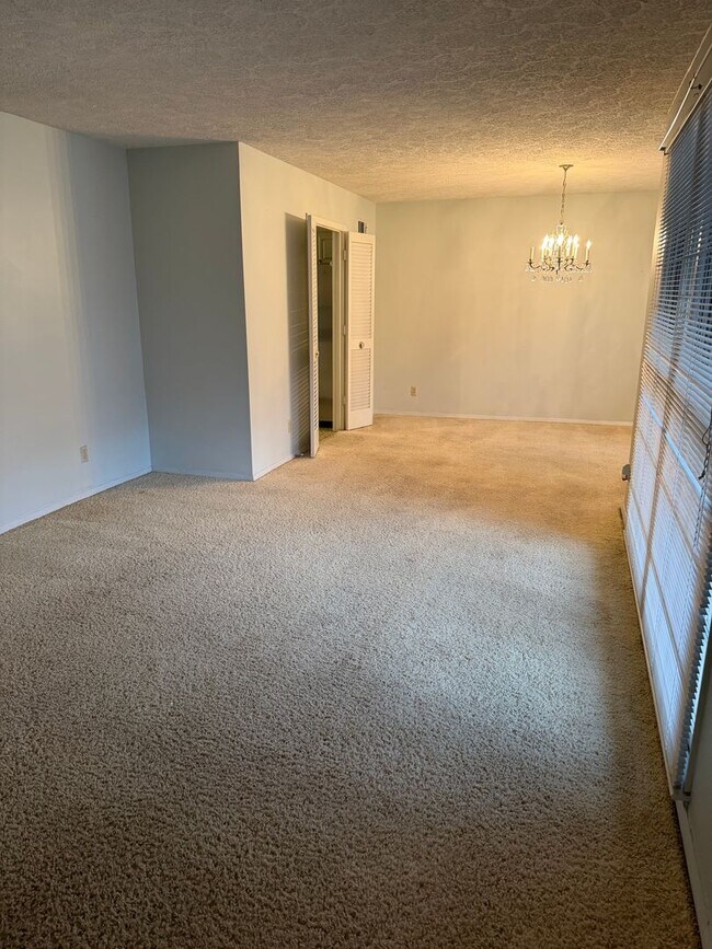 Foto del edificio - 706 Tibet Ave