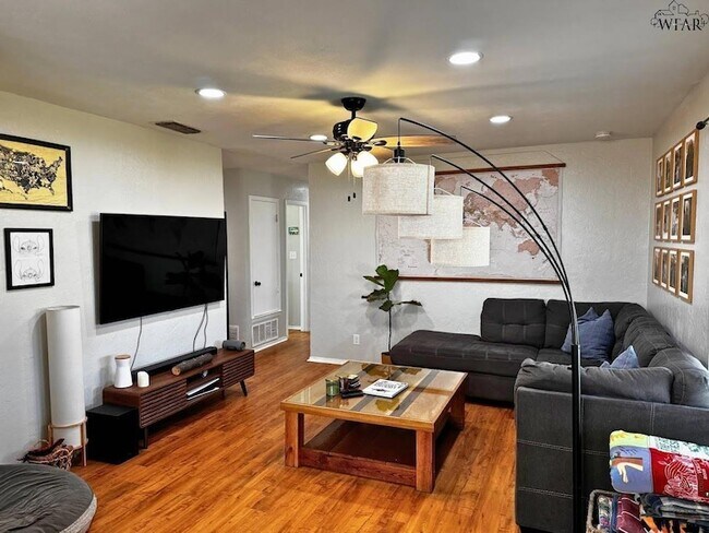 Building Photo - 2119 Selma Dr