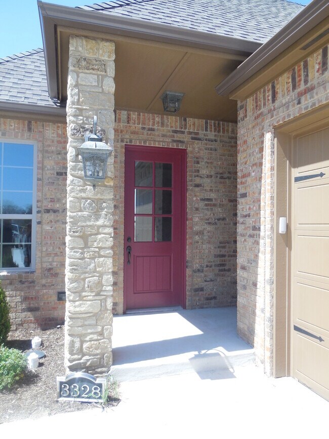 Foto del edificio - Gorgeous Three Bedroom/Two Bathroom in the...
