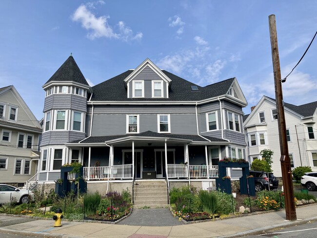 Building Photo - 342 Crescent St