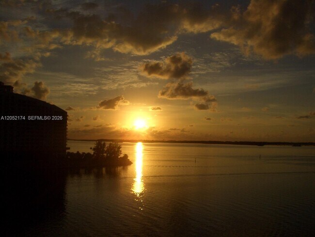 Foto del edificio - 999 Brickell Bay Dr