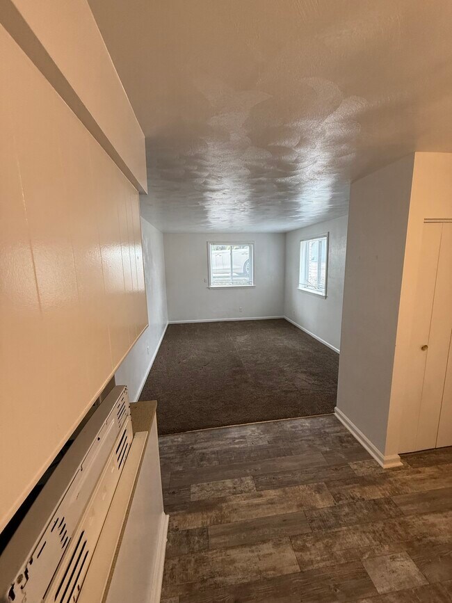 Building Photo - 123 2nd Ave