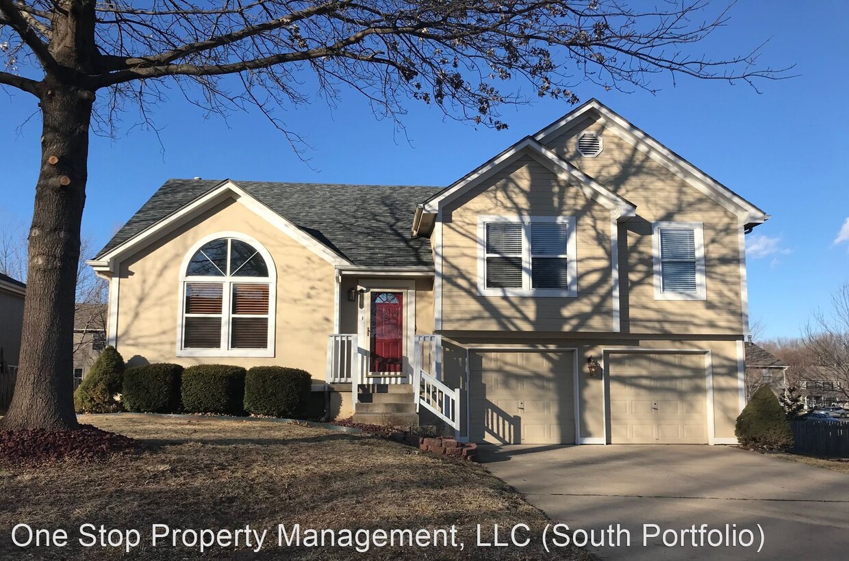 4 br, 2.5 bath House 728 SW Windsong Circle House for Rent in Lees