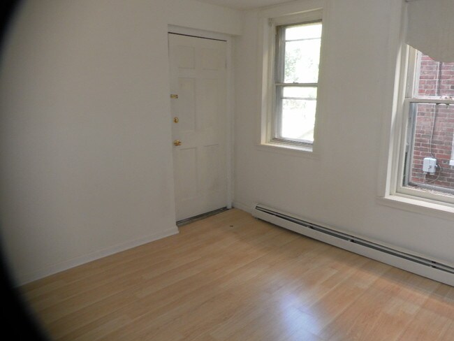 Building Photo - 6033 Elmwood Ave