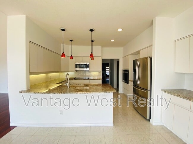 Building Photo - 880-880 Christina Pl