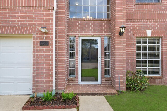 Foto del edificio - 3327 Shady Glen Ln