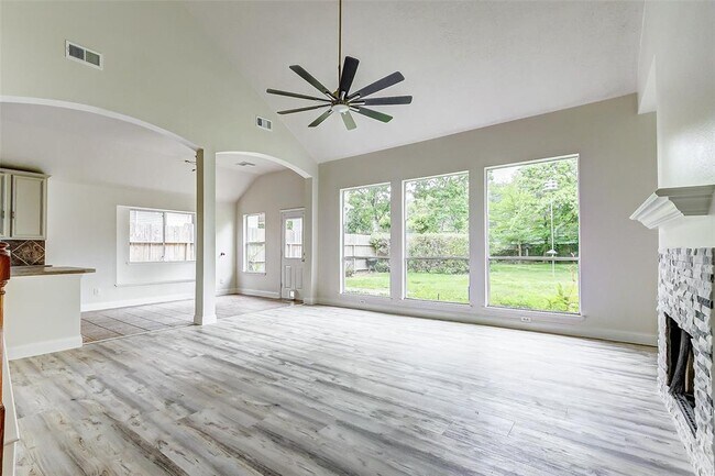 Foto del edificio - 13335 Yaupon Holly Ln
