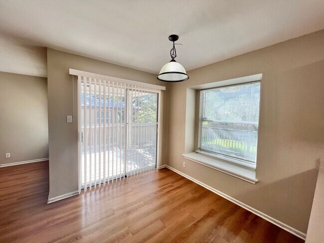 Foto del edificio - *COMING SOON* Pet-Friendly 3BD/2.5BA with Bonus Loft, Deck & Garden Tub – Near Tezel Rd!