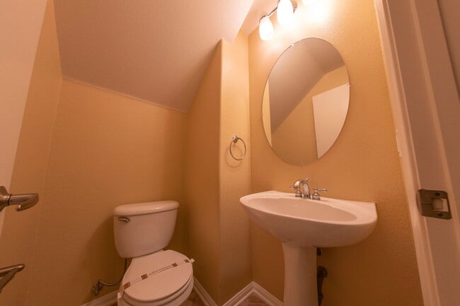 Building Photo - 2BR 2.5BA Townhouse in Beautiful Complex - Washer Dryer in Unit, Pet Friendly, 2 Underground Park...