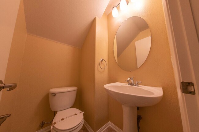 Foto del edificio - 2BR 2.5BA Townhouse in Beautiful Complex - Washer Dryer in Unit, Pet Friendly, 2 Underground Park...