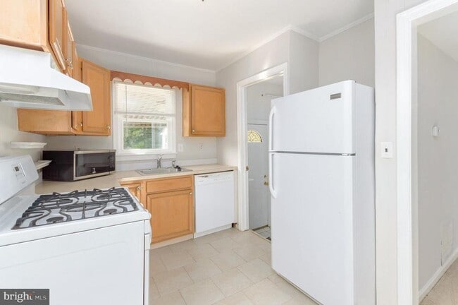 Building Photo - 6118 Bangor Dr