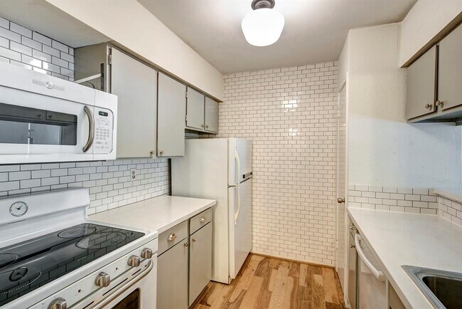 Building Photo - 121 E 12th St