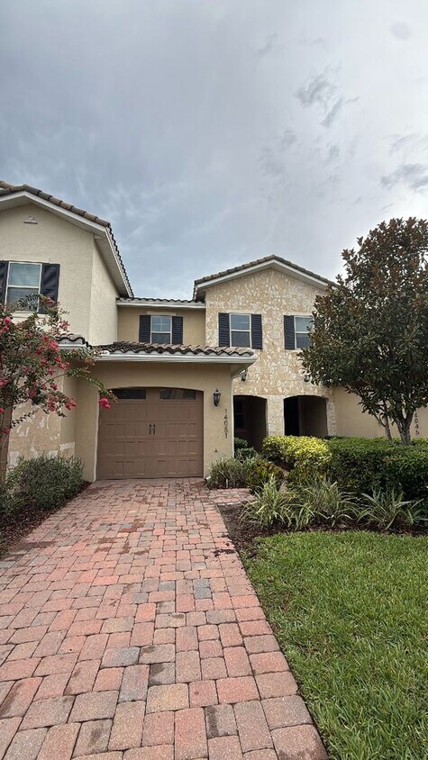 Foto principal - Eagle Creek three bedroom, 2 and half bath...