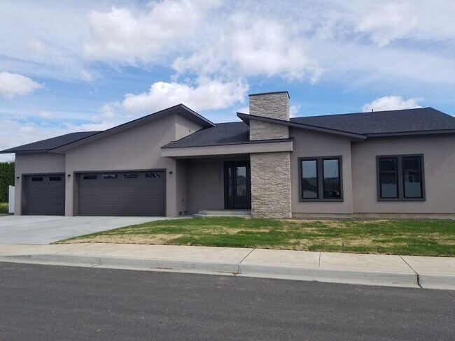 Foto del edificio - Occupied, do not disturb tenants.  West Valley 3 bedroom 3 Car Garage Custom Built