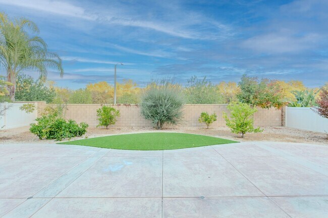 Foto del edificio - HUGE, 5 BED, 3 BATH + LOFT + OFFICE ~ BEAU...