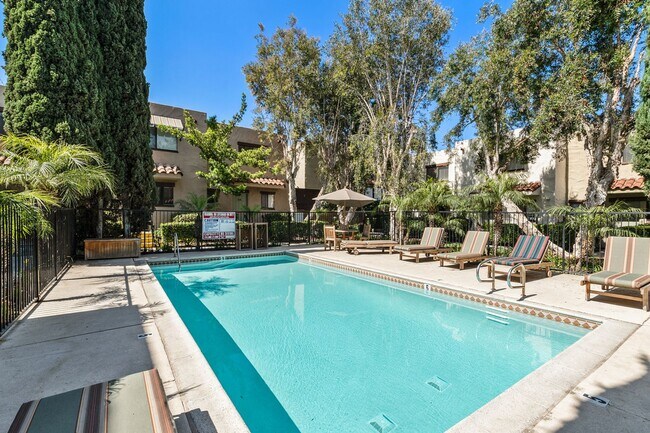 Building Photo - Fantastic 2 bedroom / 1.5 bath Townhome in gated community with AC, Patio, Pool, Laundry, EV Char...