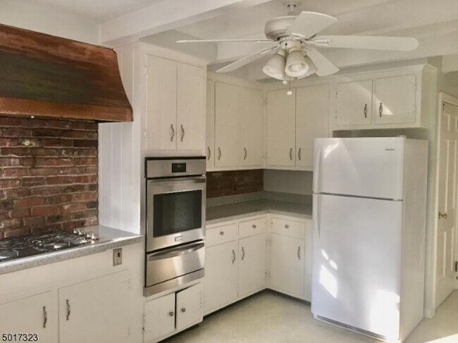 Building Photo - 23 Crestwood Dr