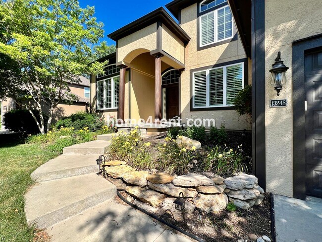 Foto del edificio - Blue Valley Schools, Wood Floors, Gourmet ...